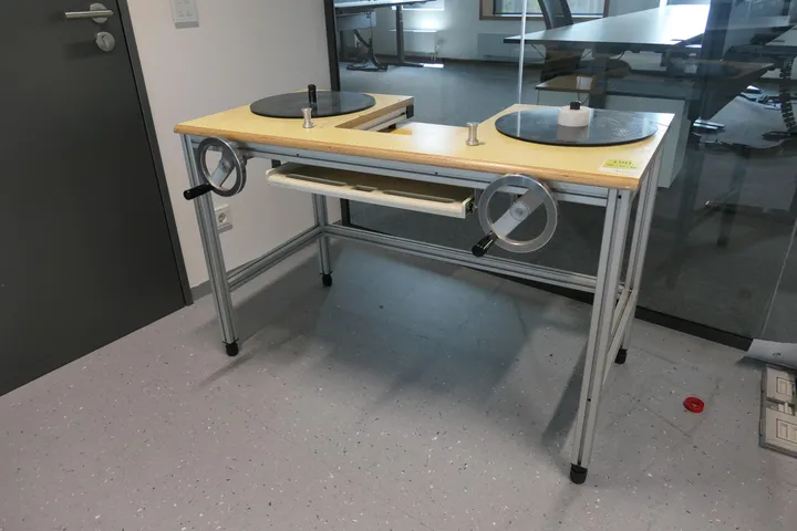 Arbeitsstisch Maße in cm ca. 120 x 61 x 78